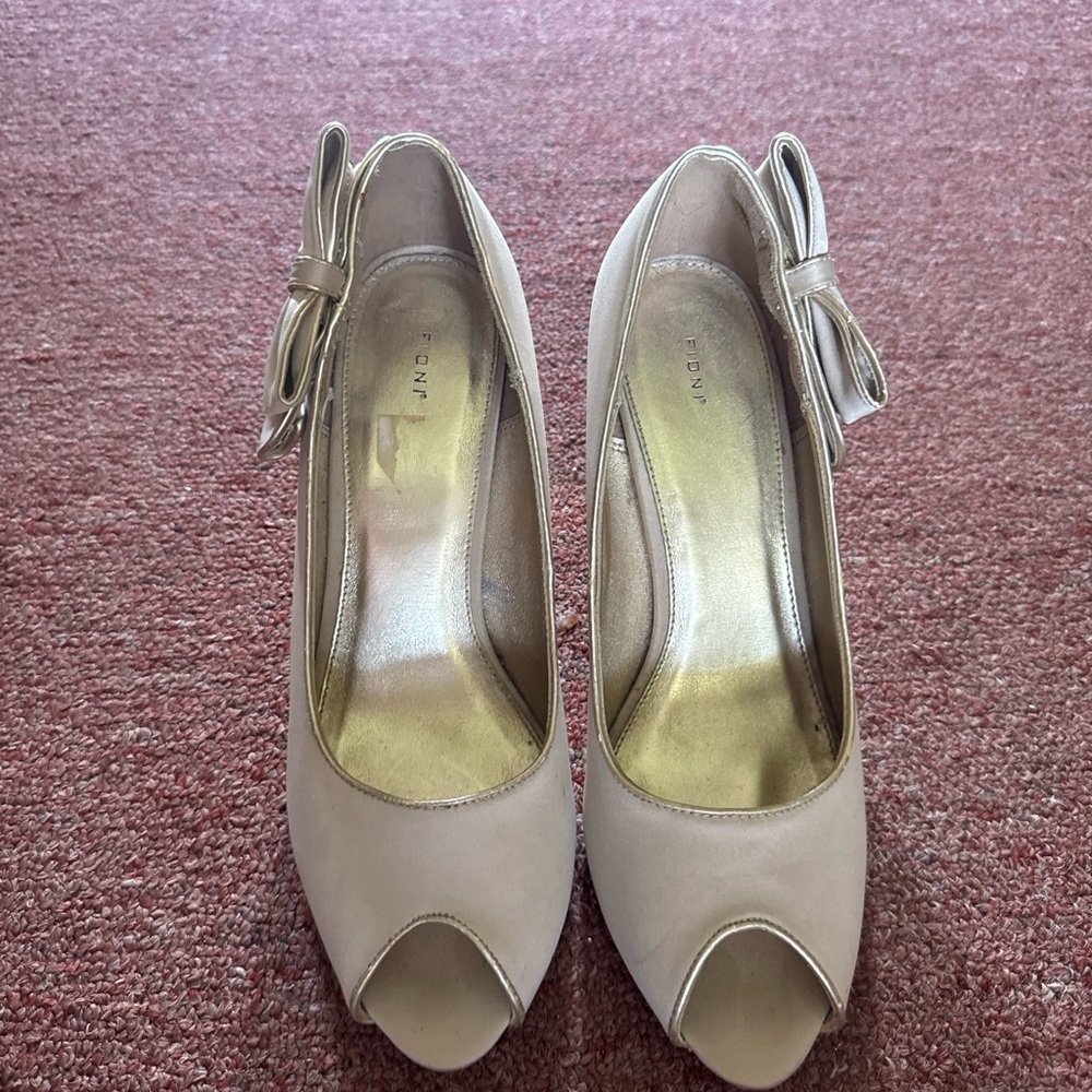 FIONI Clothing Cream Peep-Toe Heels with Bow